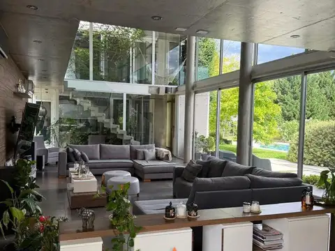 Casa en Venta con 4 cocheras