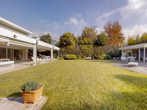 Casa en Venta de 6 Ambientes en Boulogne Sur Mer con Jardín, Pileta y Cocheras