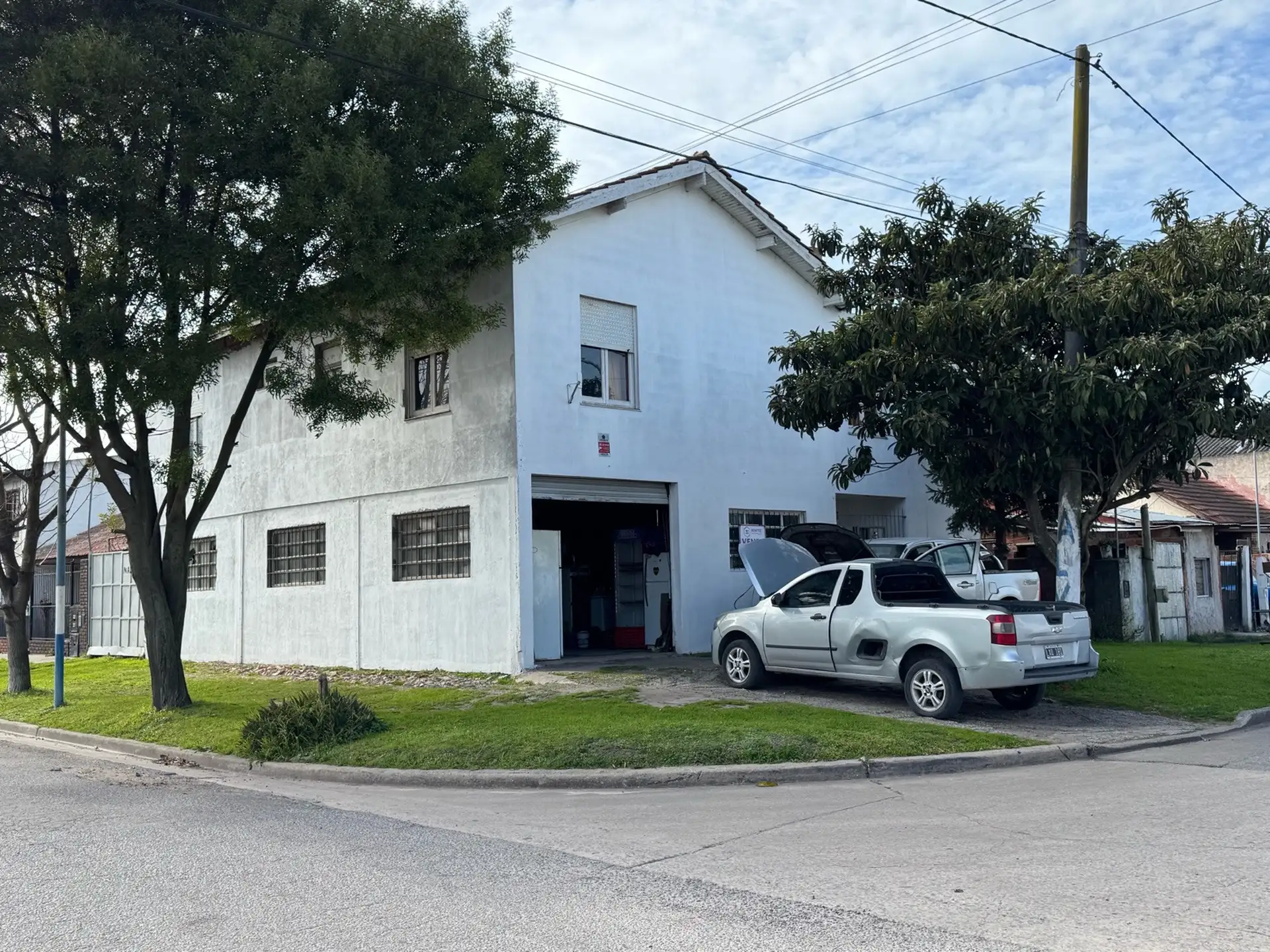 Casa 4 ambientes con galpón
