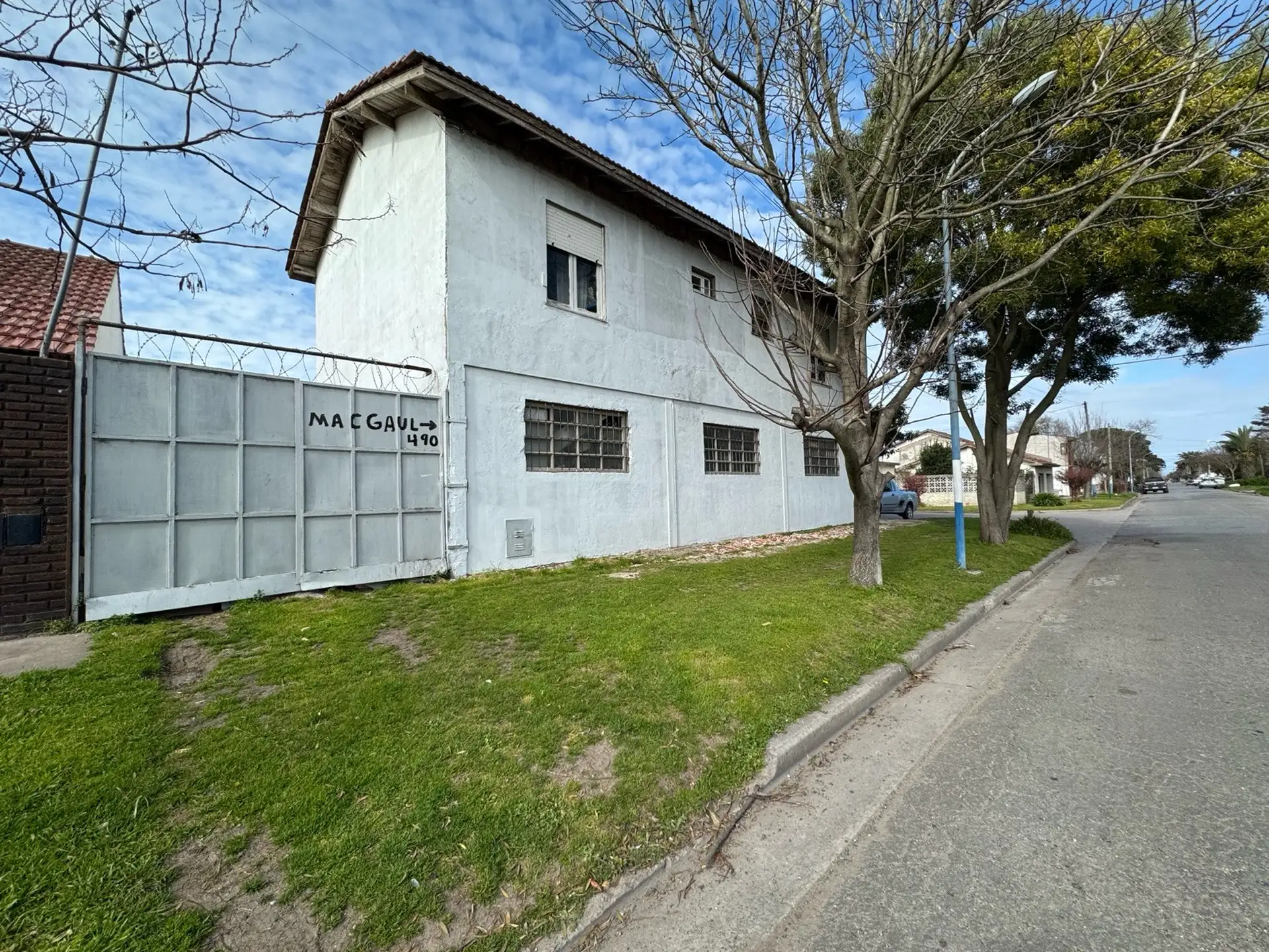 Casa 4 ambientes con galpón