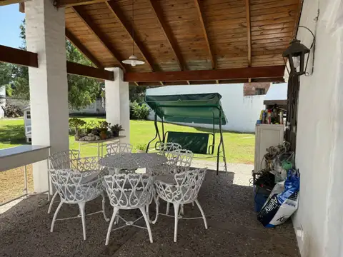 OPORTUNIDAD  CASA CON 937METROS DE TERRENO Y SALIDA A DOS CALLES-IDEAL COMPLEJO