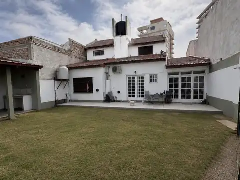 Casa 6 ambientes con 2 baños