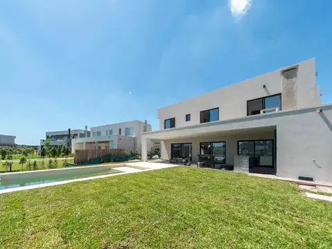 VENTA CASA 6 AMB  LAGUNA SANTA ANA TIGRE BENAVIDES