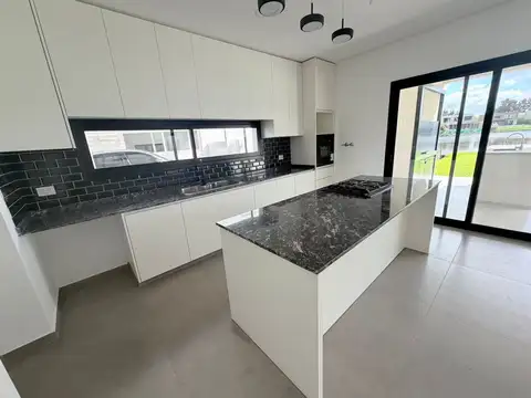 Casa 6 ambientes con 4 baños