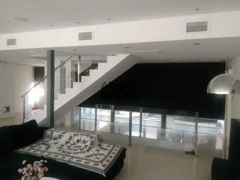 Casa 5 ambientes con 6 baños