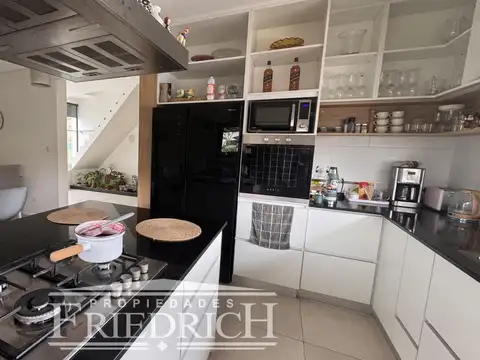 Casa en Alquiler en Alvarez Del Bosque, USD 1.800