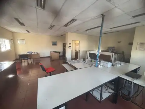 Olivos : Excelente  oficina  en  Alquiler 1er  piso  por  escalera  a 100 m de Avenida Maipu