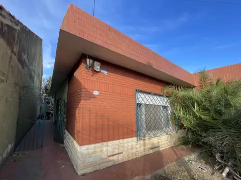 CASA 4 AMBIENTES - HURLINGHAM (Parque Johnston)