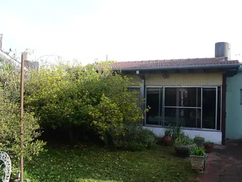 CASA 4 AMBIENTES - HURLINGHAM (Parque Johnston)