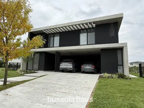 Casa en Venta con 2 cocheras