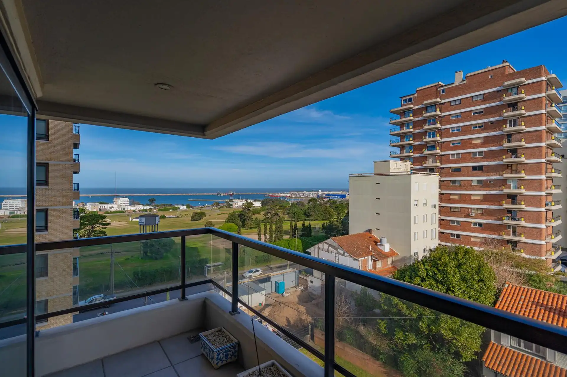 Departamento de categoría, con vista al golf y al mar.