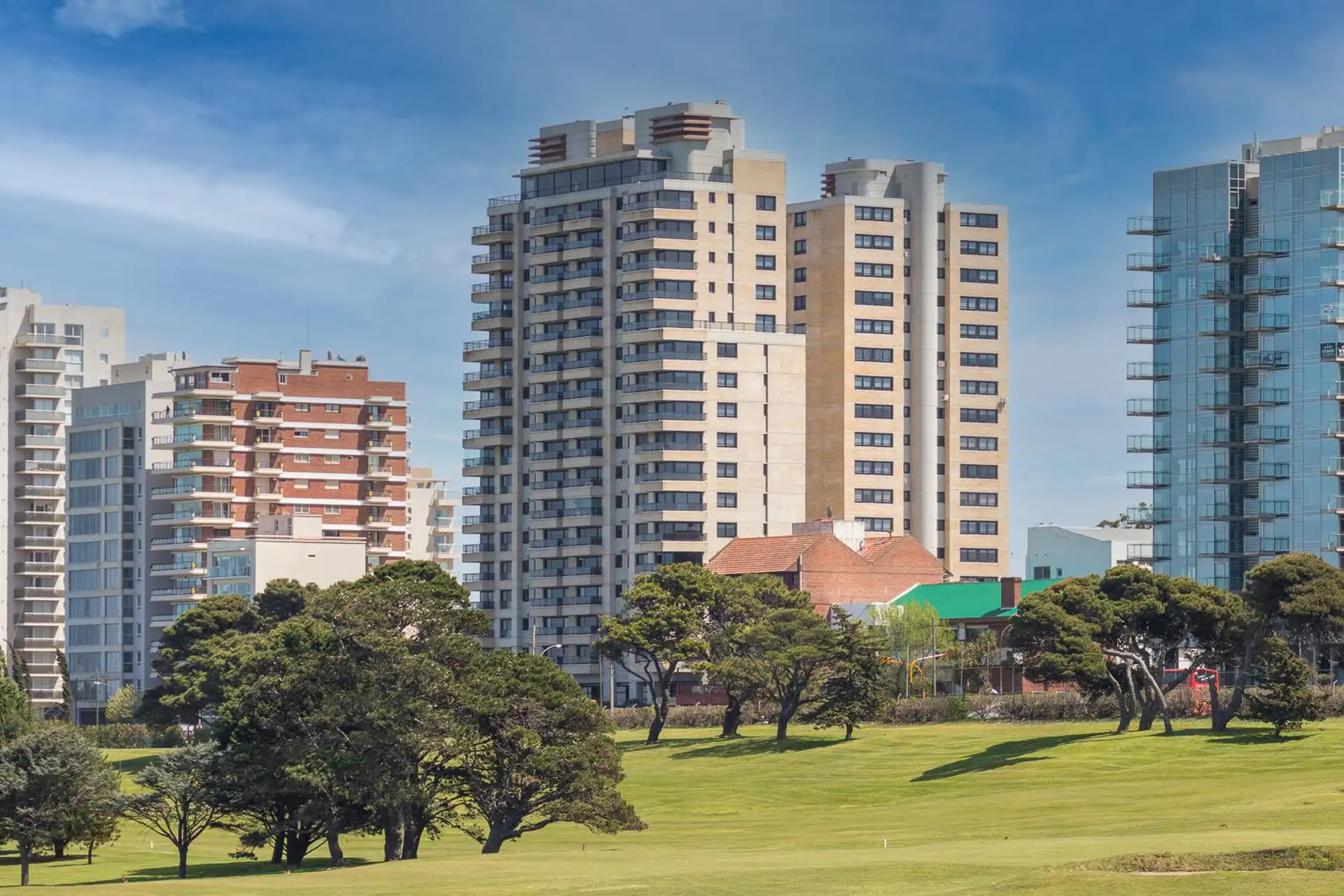 Departamento de categoría, con vista al golf y al mar.