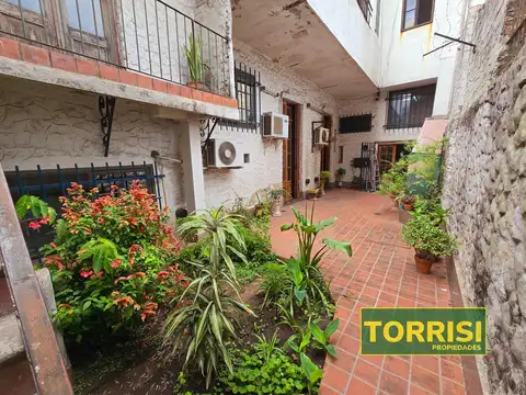 VENTA - 5 AMB PH C/PATIO Y COCHERA/LOCAL - CAMPICHUELO 300