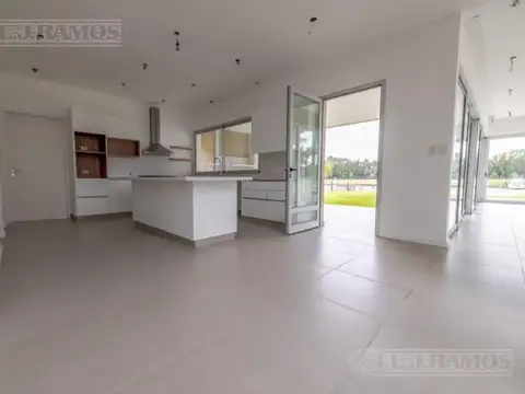 Casa sobre lote al río con 5 dormitorios en venta   San Juan - Villanueva