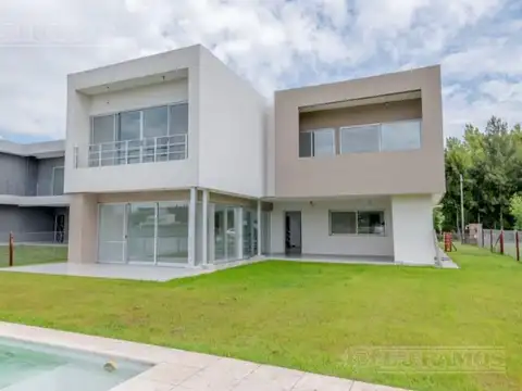 Casa sobre lote al río con 5 dormitorios en venta   San Juan - Villanueva