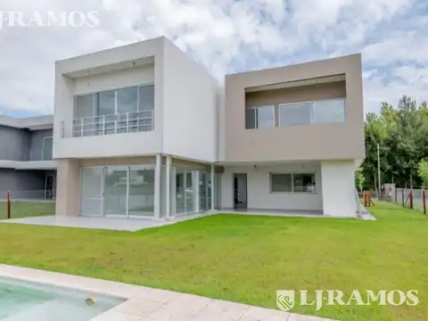 Casa sobre lote al río con 5 dormitorios en venta   San Juan - Villanueva