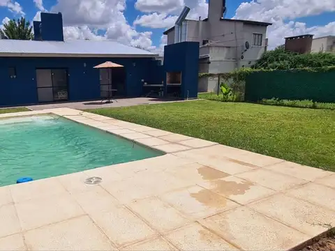 Espectacular Casa de Dos Dormitorios con Pileta en Barrio Las Tardes -  Roldán