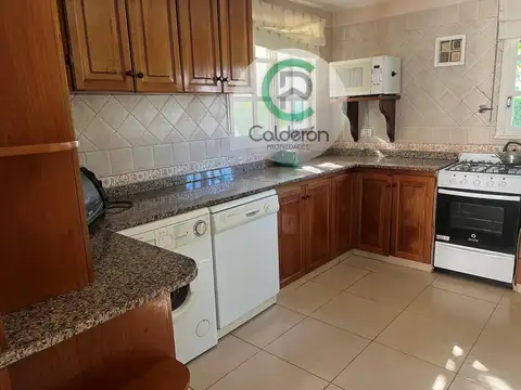 Casa en Alquiler con 2 cocheras