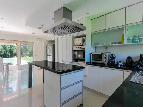 Casa en Venta con 4 cocheras