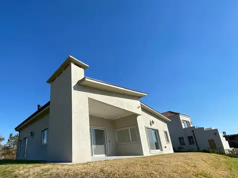 Casa en venta en barrio náutico El Cazal, al río con amarra