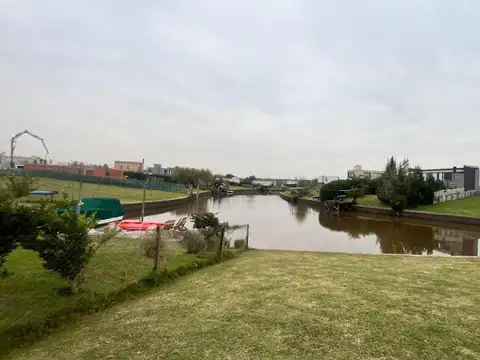 Casa en venta en barrio El Cazal, al río con amarra