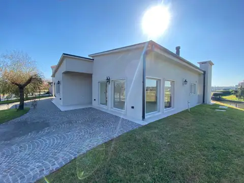 Casa en Venta con 3 cocheras