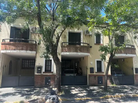 Dúplex en Alquiler para uso profesional con entrada para un auto en Quilmes Centro