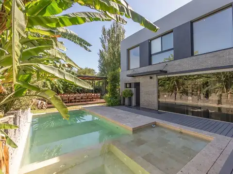 Casa en Venta con 4 cocheras