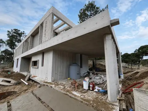 Cod 150 – Casa 5 Ambientes en Construcción – Barrio Pioneros, Pinamar