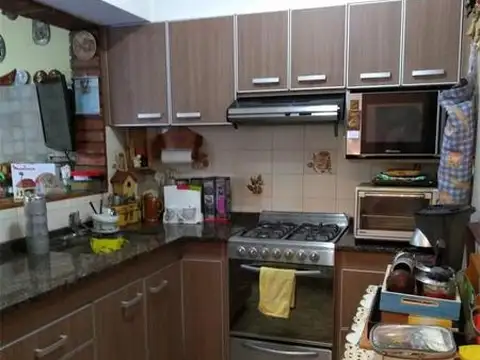 DUPLEX 5 AMB. AMPLIOS CON GARAGE Y PATIO