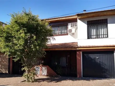 DUPLEX 5 AMB. AMPLIOS CON GARAGE Y PATIO