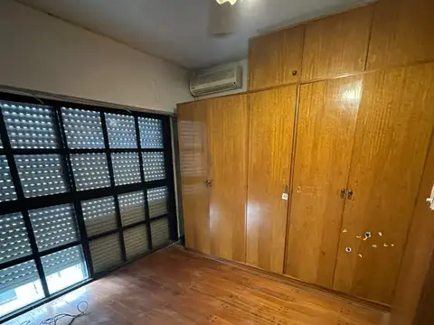 MORON CENTRO- PISO EXCLUSIVO DE  4 AMBIENTES- 3 BAÑOS- BALCON- A 50 Mts DE LA PLAZA.