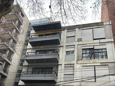 MORON CENTRO- PISO EXCLUSIVO DE  4 AMBIENTES- 3 BAÑOS- BALCON- A 50 Mts DE LA PLAZA.