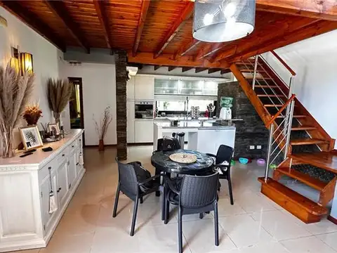 Casa en Venta con 3 cocheras