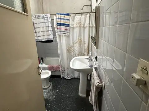 Casa 6 ambientes con 2 baños