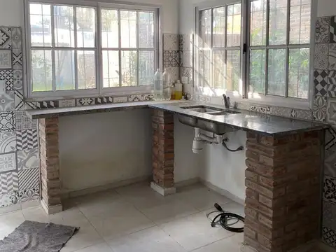Venta casa reciclada, cochera. Zona río Baigorria