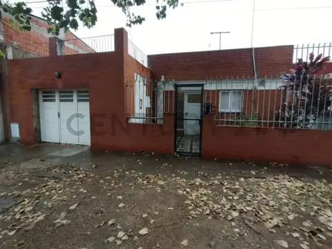 Venta - CASA, 2 DORMITORIOS CON COCHERA - Rosario