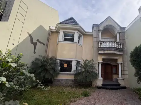 HERMOSA CASA EN ALQUILER – AMPLITUD, JARDÍN Y QUINCHO