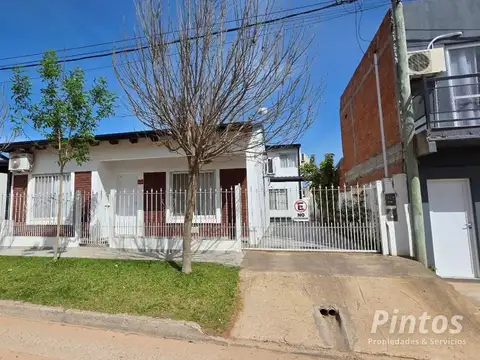 Casa con dos dptos sobre calle 3 de febrero. san jose.