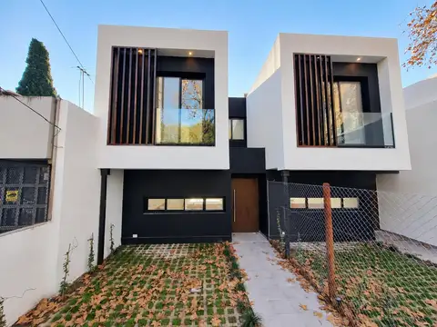 Casa de 3 ambientes con cochera en venta en Punta Chica, San Fernando