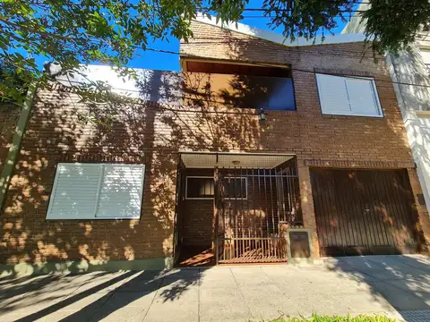 Casa 8 ambientes con 2 baños