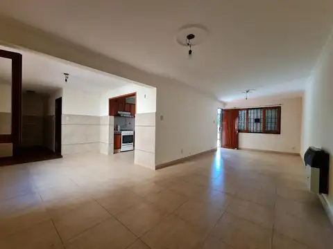 EN DOS PLANTAS, GRAN ESTAR COMEDOR, PATIECITO CON ASADOR, COCHERA, 2 BAÑOS 2 DORM ESCRITORIO TERRAZA