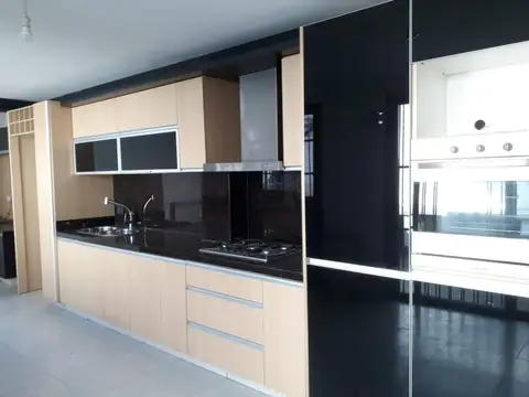 Casa en Alquiler con 2 cocheras