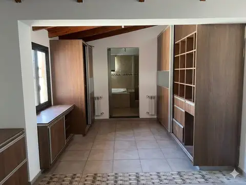 Casa en Alquiler con 2 cocheras