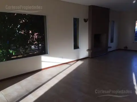 Casa en Alquiler con 1 cochera