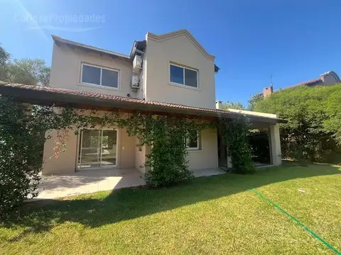 Casa en alquiler anual en barrio Santa Catalina - Villanueva