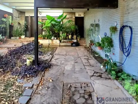Casa en Venta con 2 cocheras