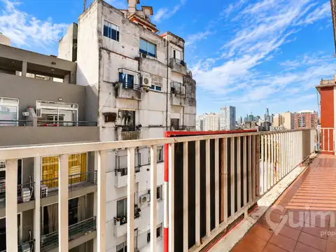 Semipiso de 4 ambientes con dependencia, balcón corrido y orientación norte – Apto crédito