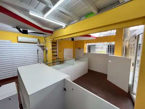 2 LOCALES EN ALQUILER  INMEJORABLE UBICACION COMERCIAL!
