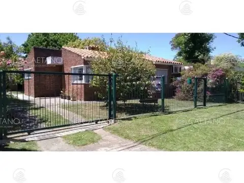 Venta Casa - 2 Dormitorios + Barbacoa con Apto - Piriapolis